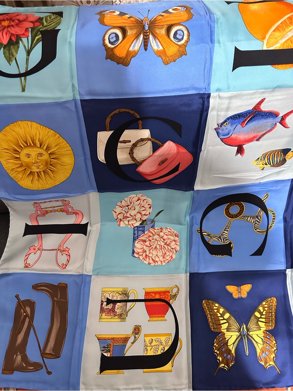 GUCCI❤️🌟VIBRANT MULTI-PRINT FLORAL,BUTTERFLIES,HANDBAGS SILK SCARF ITEM 1073583